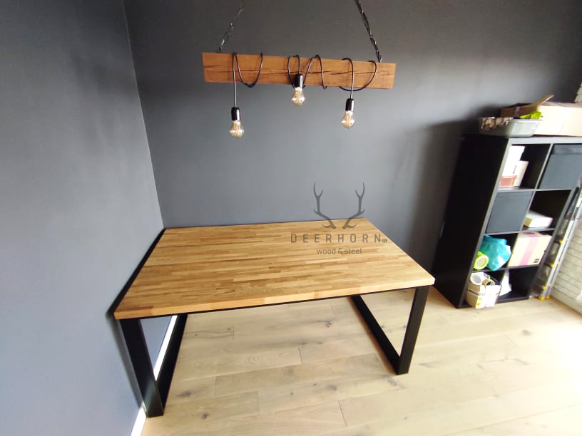 stół z drewnianym blatem na metalowych nogach