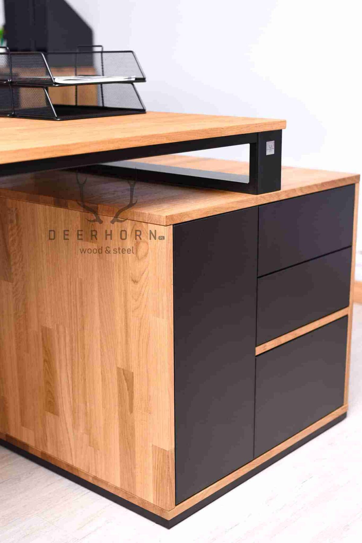 Biurko loft office slim z drewnianym blatem i szufladami.