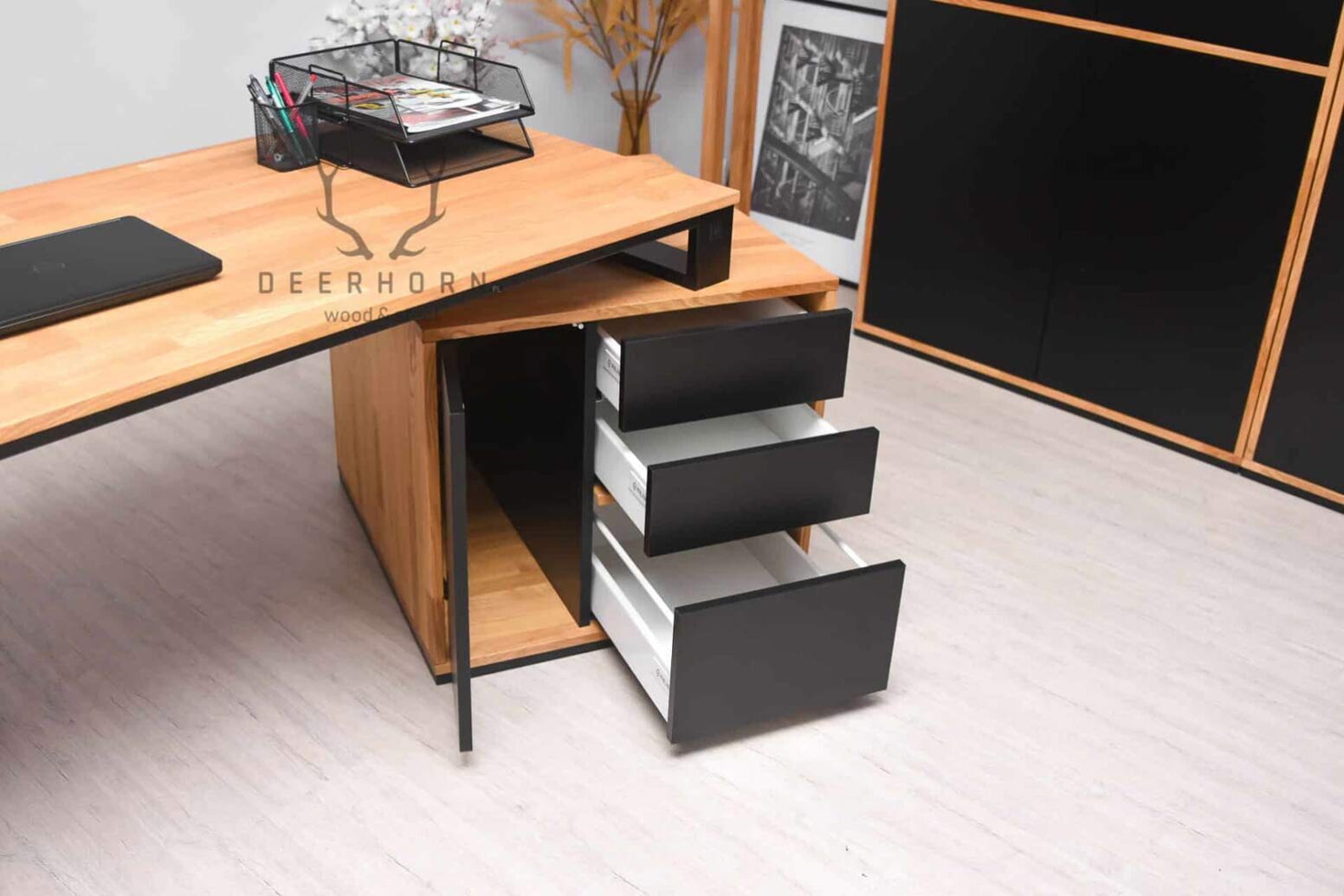 Biurko loft office slim z drewnianym blatem i szufladami.