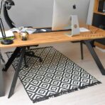 biurko z drewnianym blatem