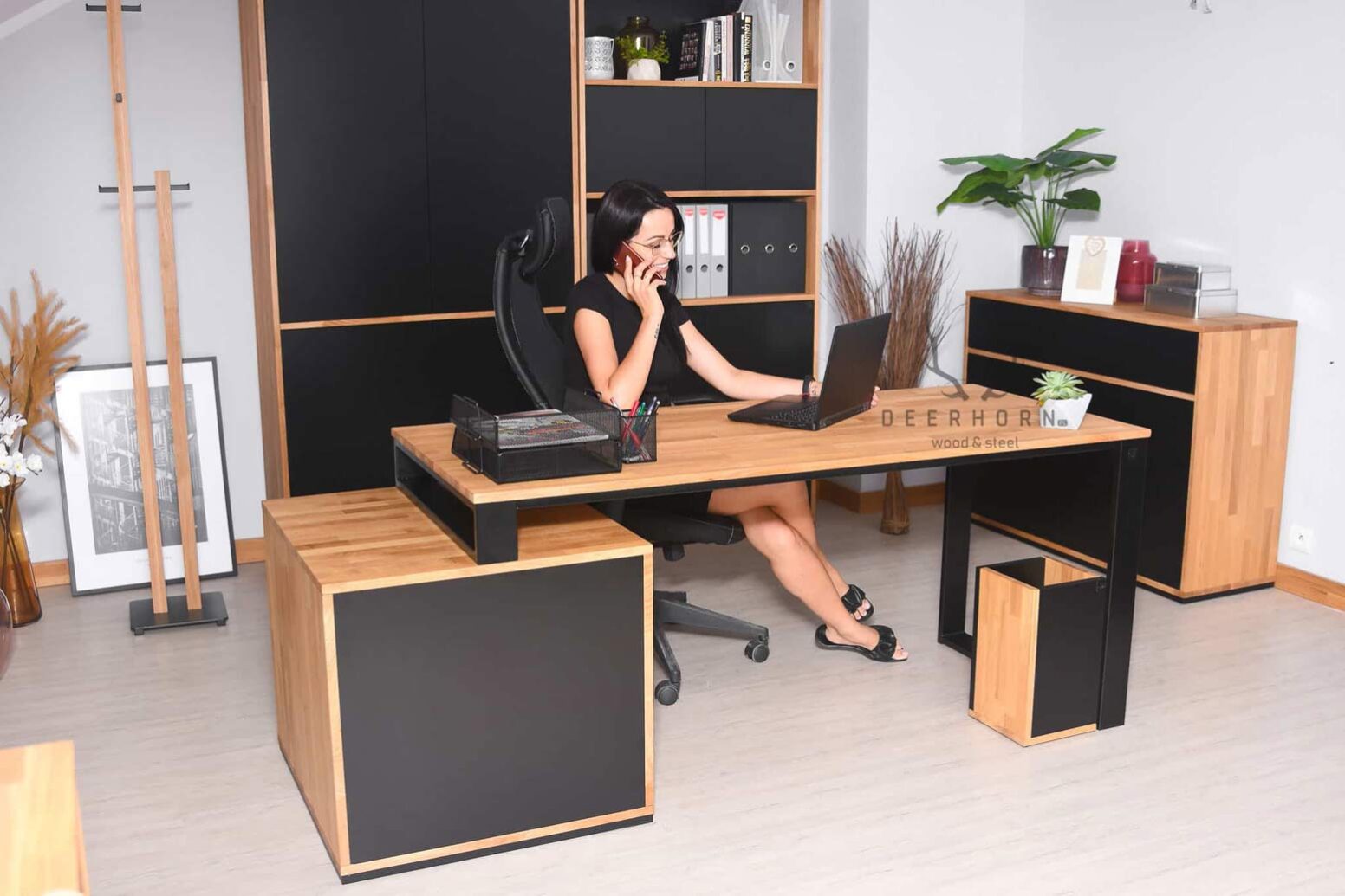 Biurko loft office slim z drewnianym blatem i szufladami.