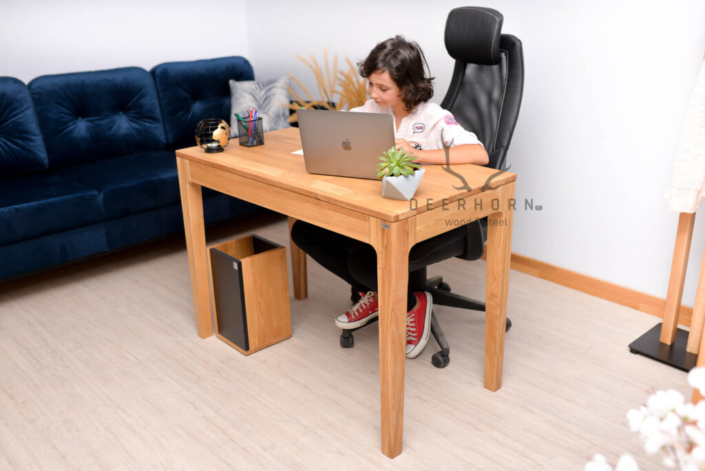 biurko z drewna dla ucznia