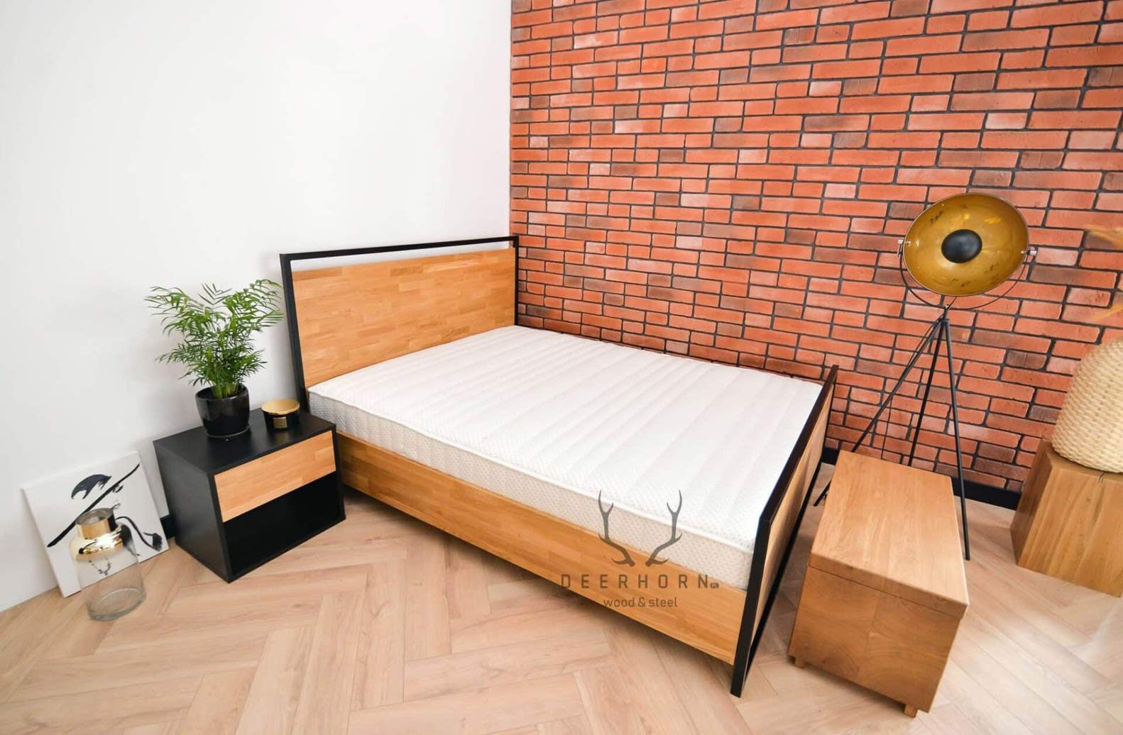 łóżko z drewna i metalu