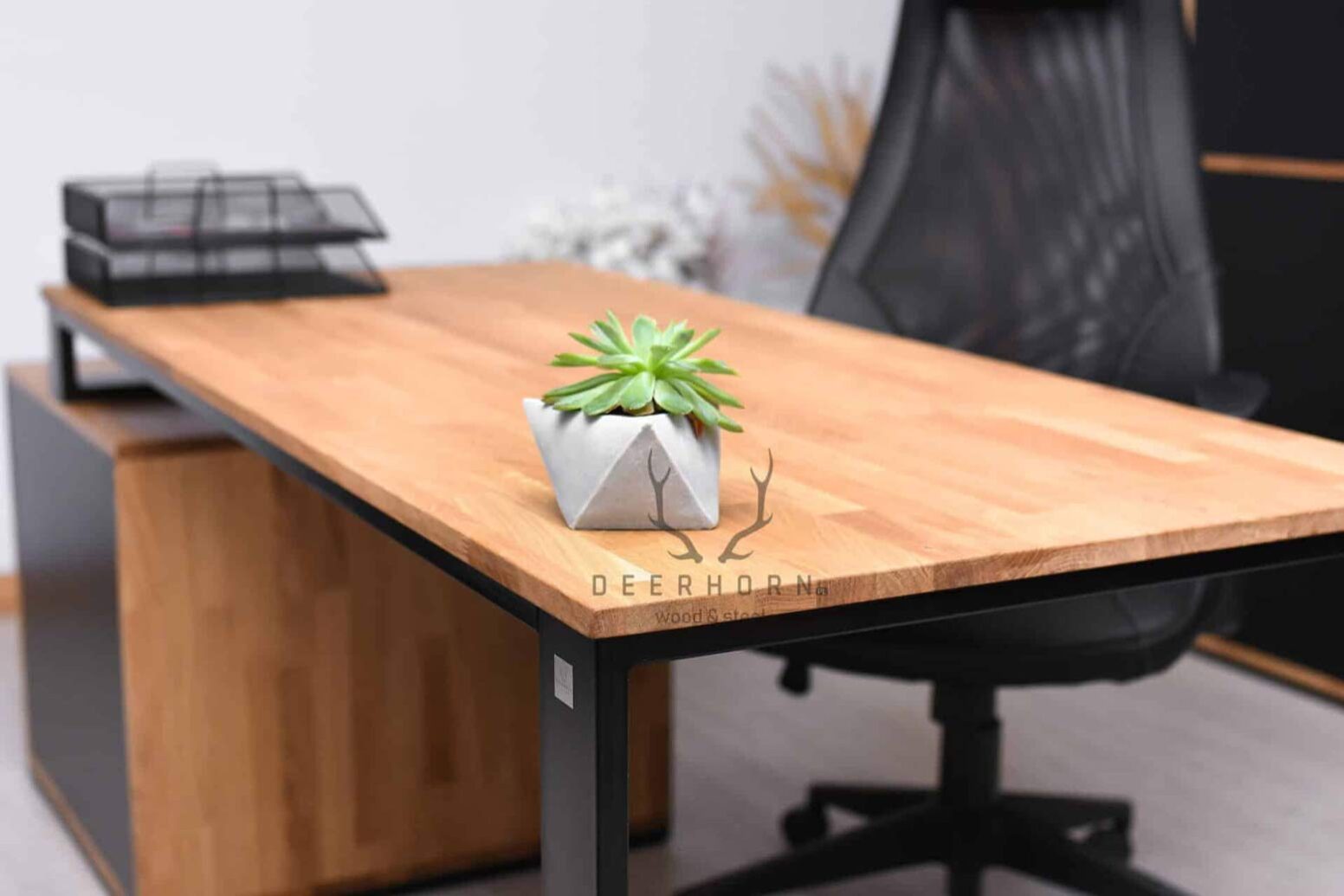 Biurko loft office slim z drewnianym blatem i szufladami.