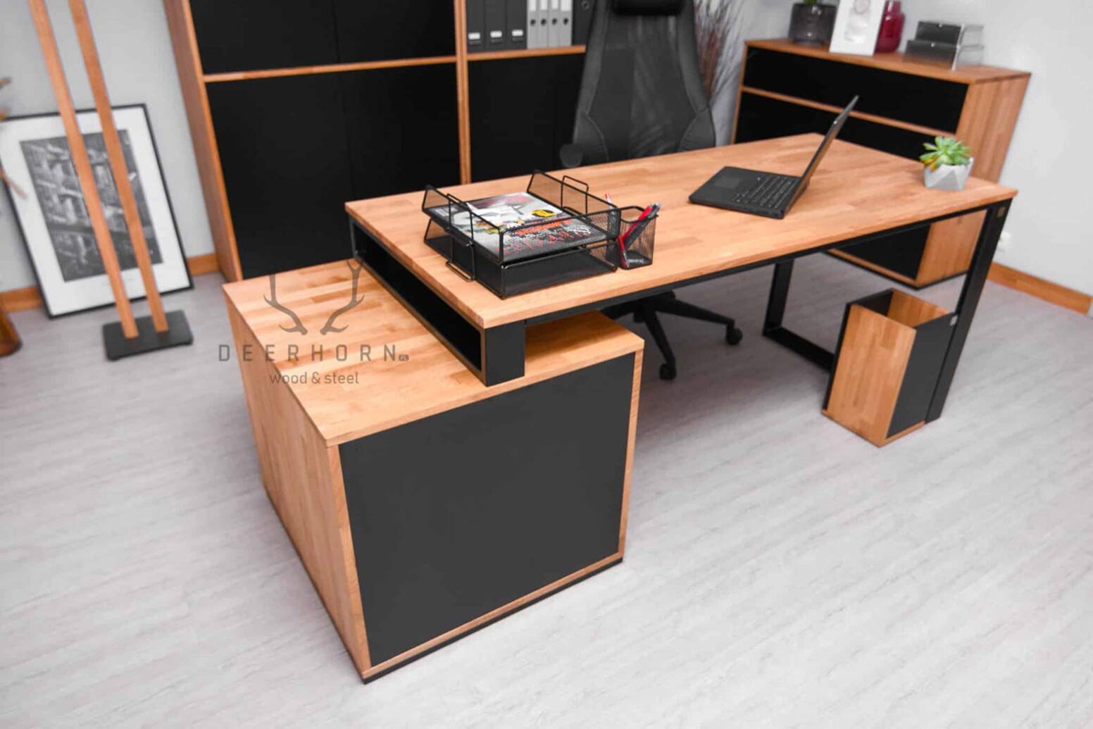 Biurko loft office slim z drewnianym blatem i szufladami.