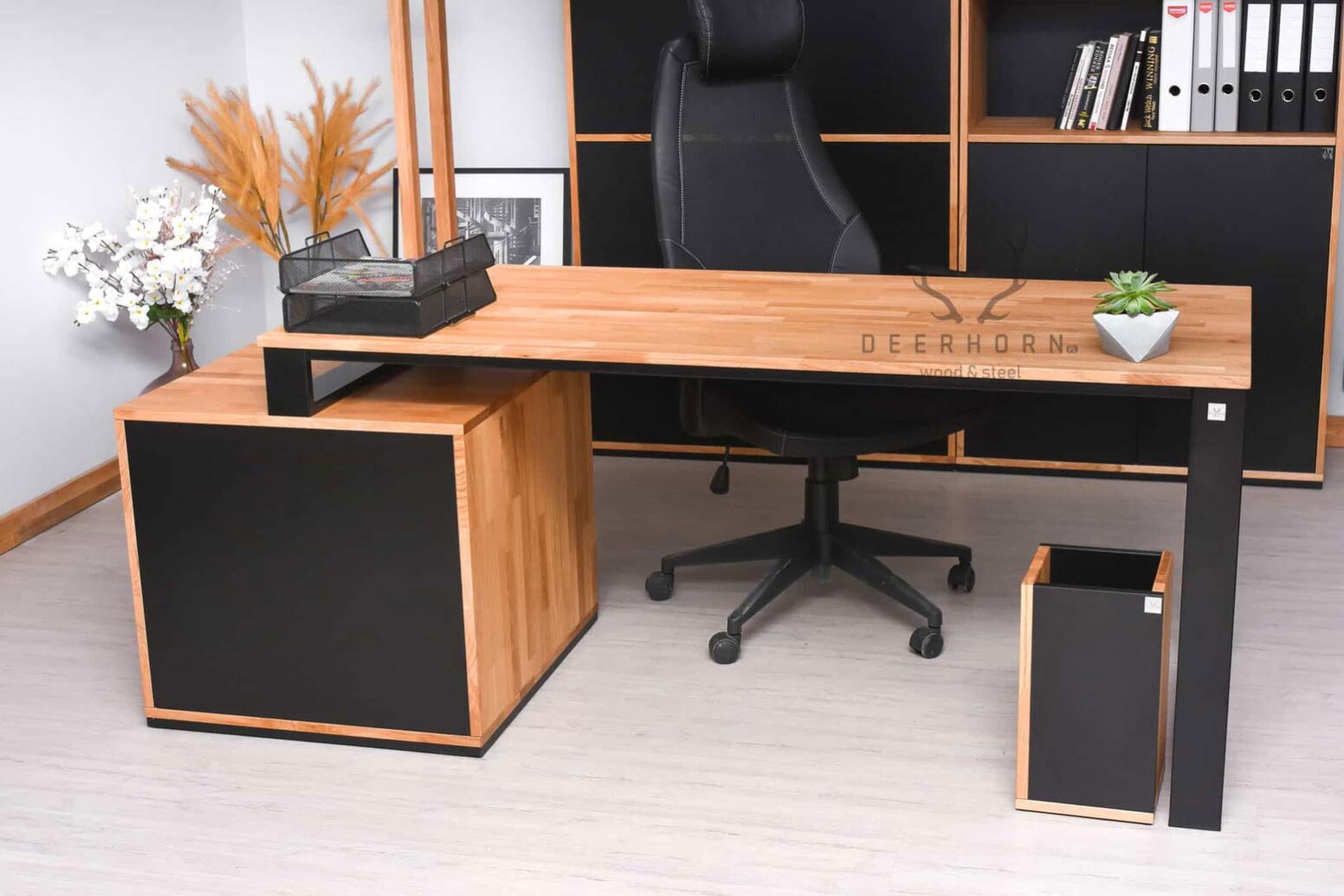 Biurko loft office slim z drewnianym blatem i szufladami.