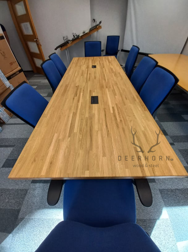 stół konferencyjny z drewna i metalu