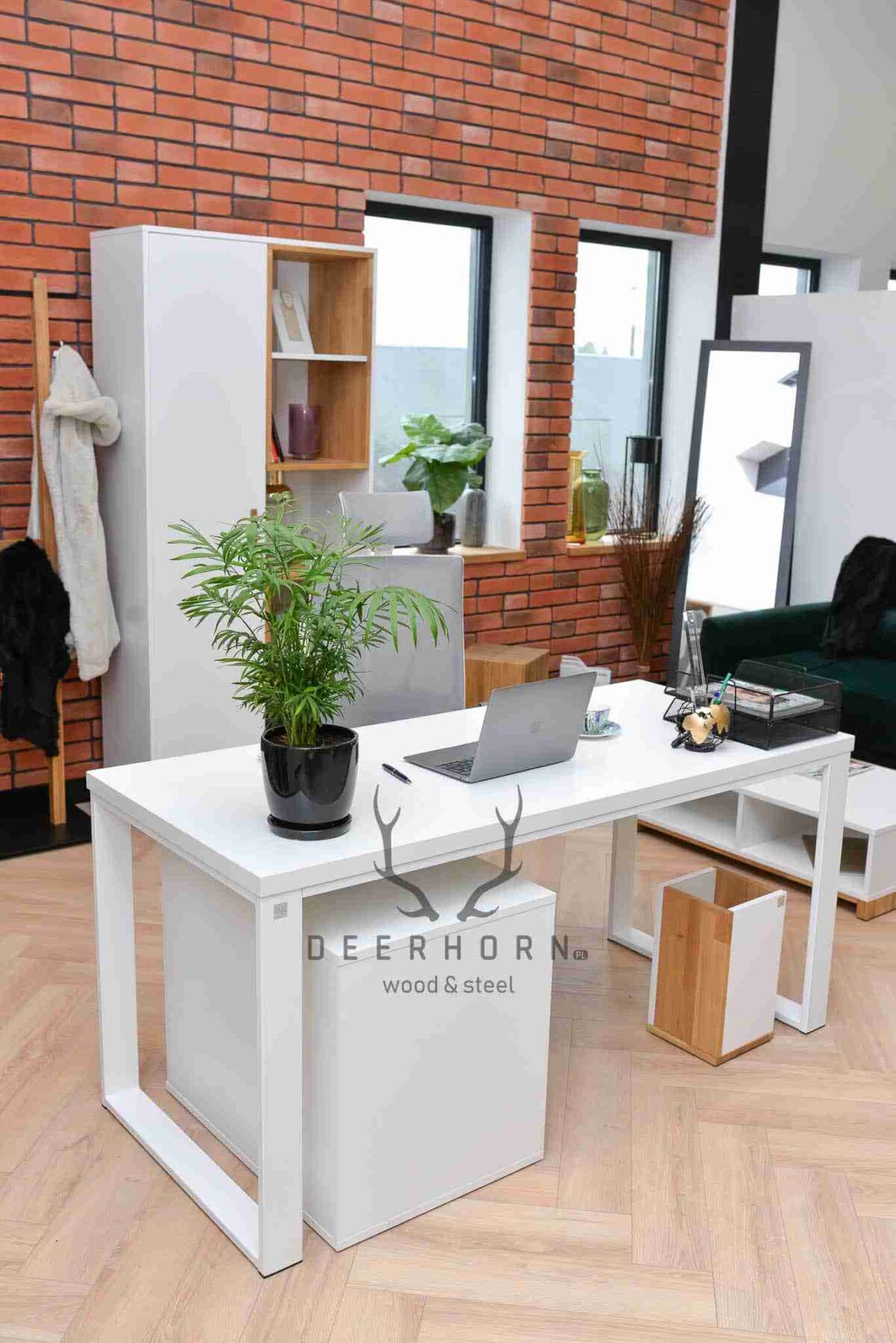 Białe biurko industrialne z szafką z szufladami loft office