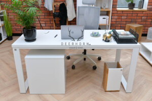 biurko z białym blatem