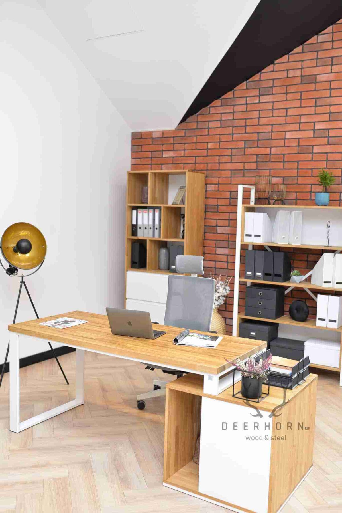 Białe biurko dla kobiety wykonane z drewna i metalu loft.