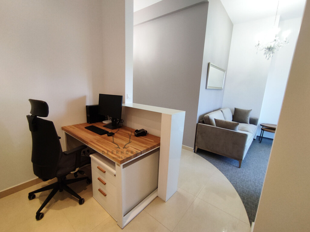 białe biurko loft
