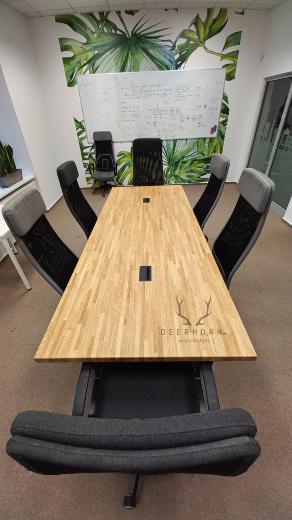 stół konferencyjny z drewnianym blatem