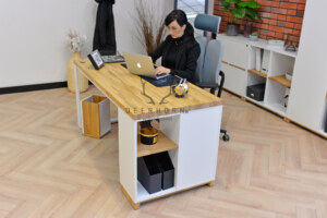 białe biurko komputerowe
