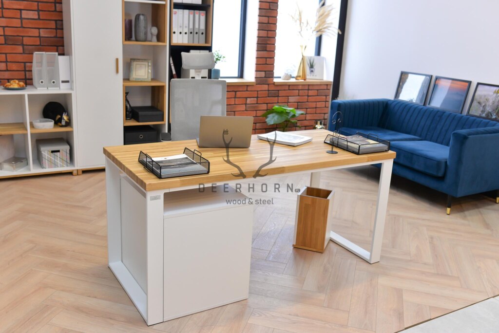 Białe biurko z drewnianym blatem z szufladami. Loft office