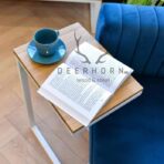 biały stolik na książkę