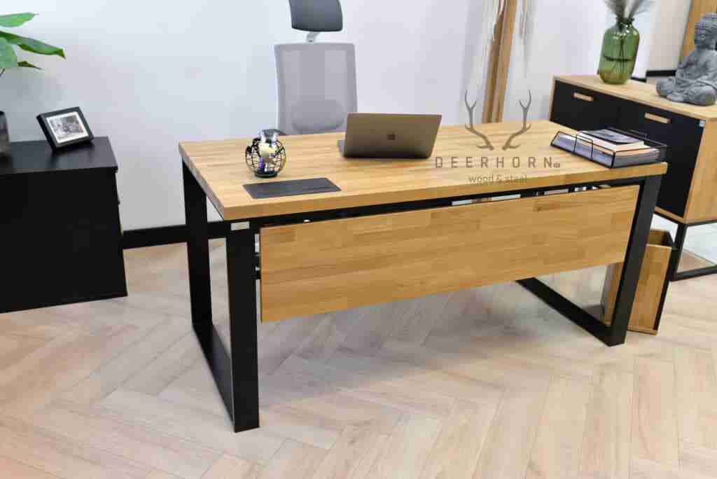 Biurko loft z drewnianą blendą maskującą i drewnianym blatem