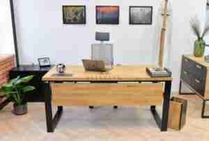 biurka z drewna i metalu