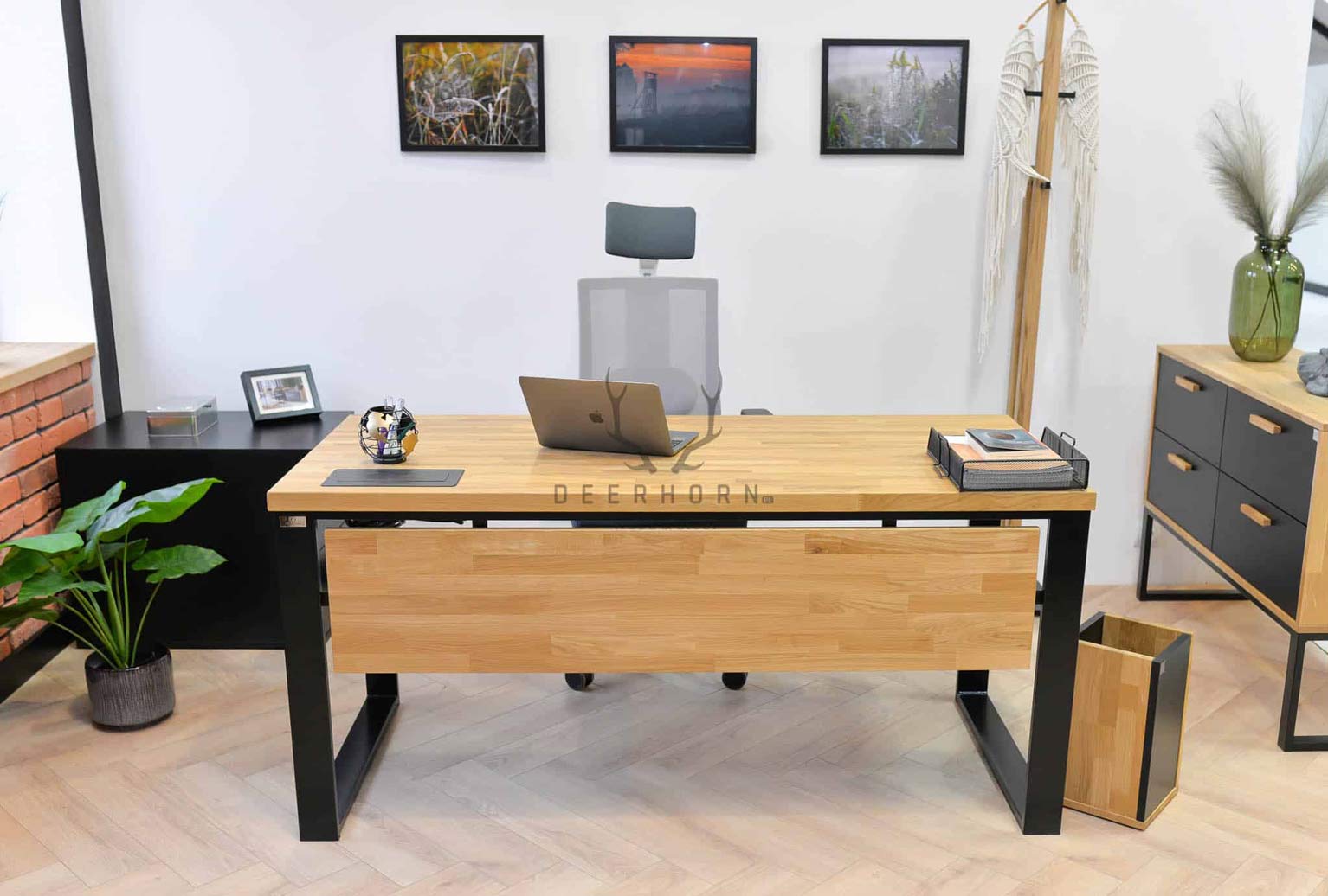 biurka z drewna i metalu