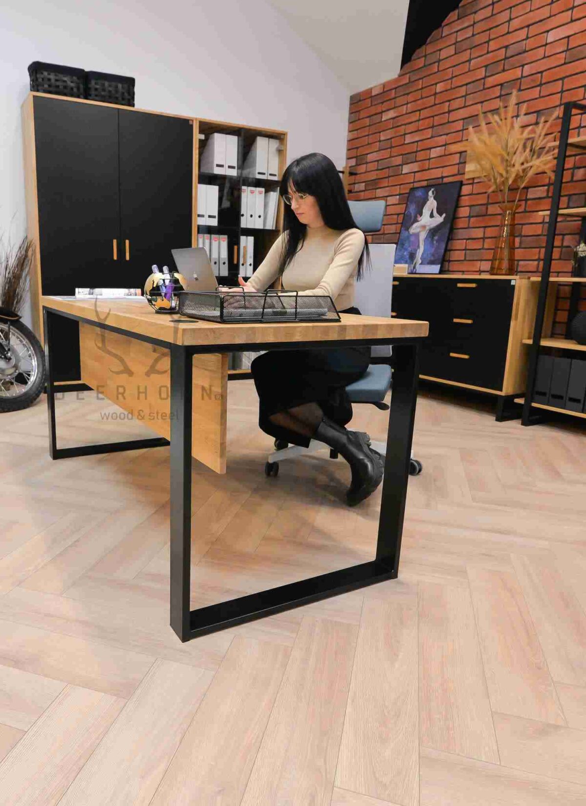 Biurko loft industrialne z drewnianą blendą maskującą