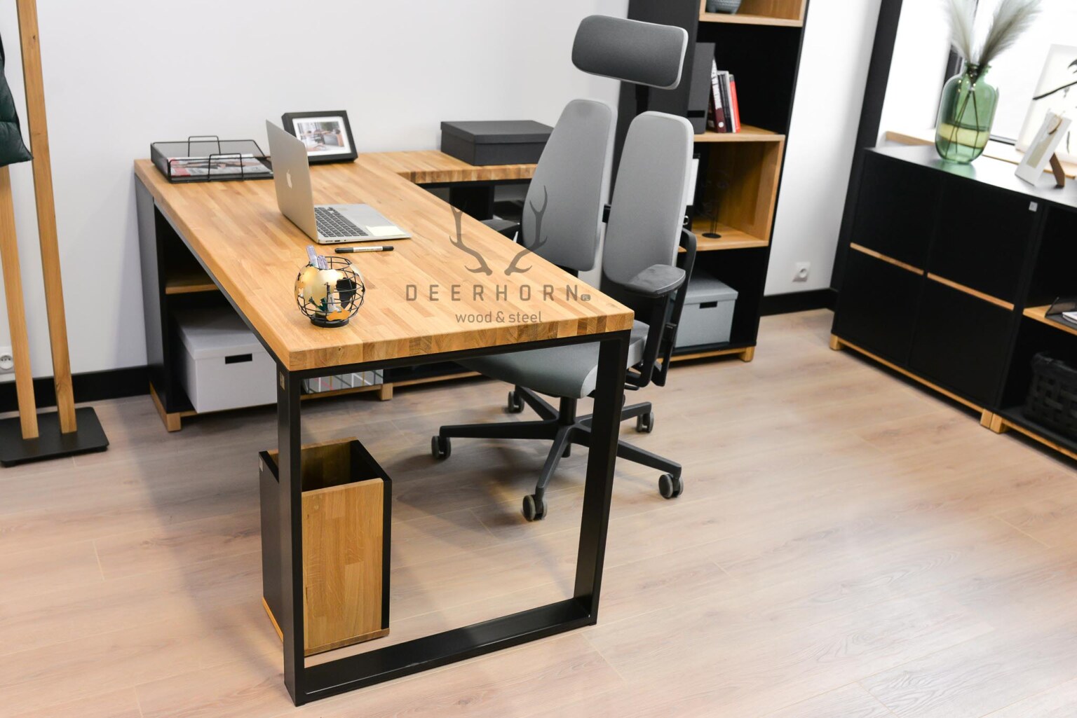Biurko rogowe, narożne z drewnianym blatem loft