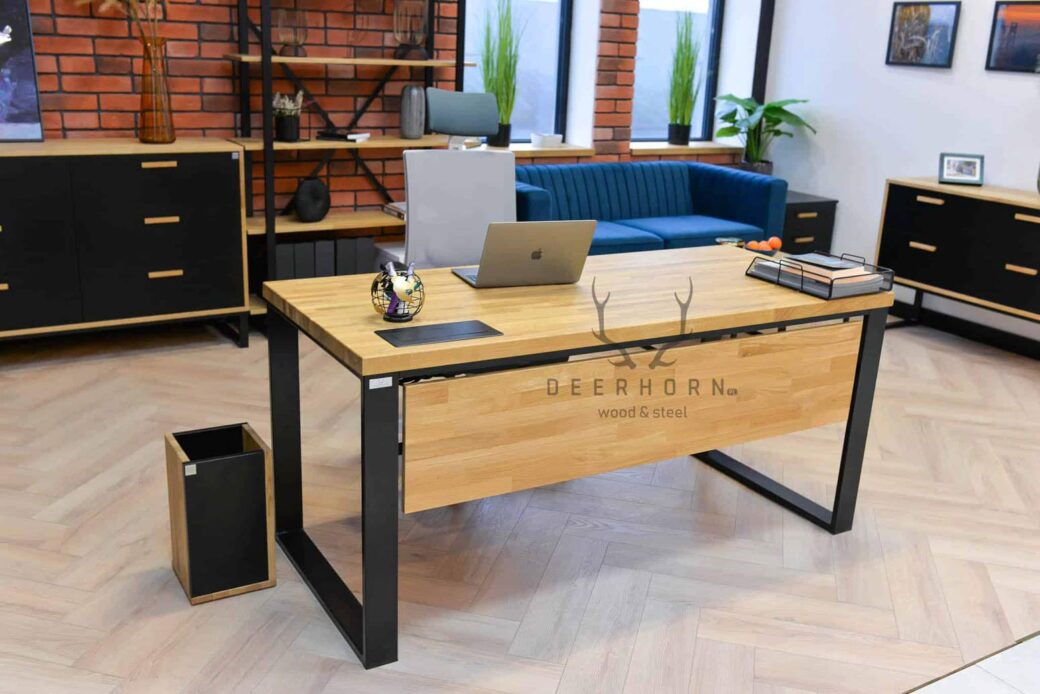 Biurko loft z drewnianą blendą maskującą i drewnianym blatem