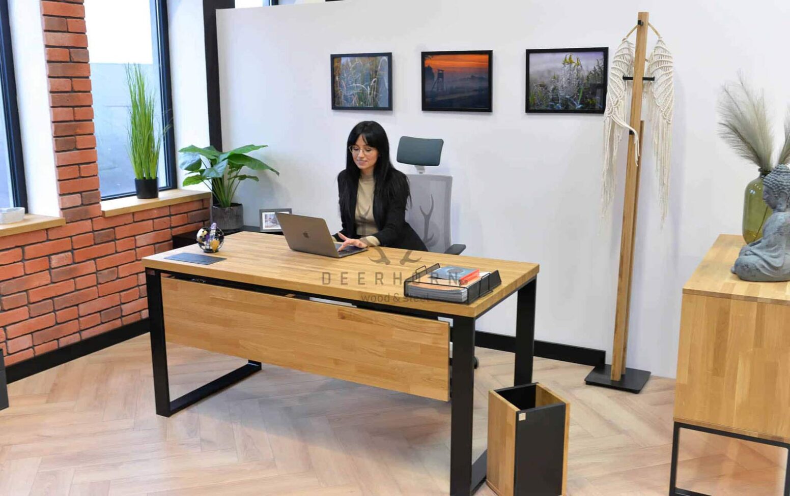 Biurko loft z drewnianą blendą maskującą i drewnianym blatem