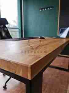 biurko loft z drewnianym blatem