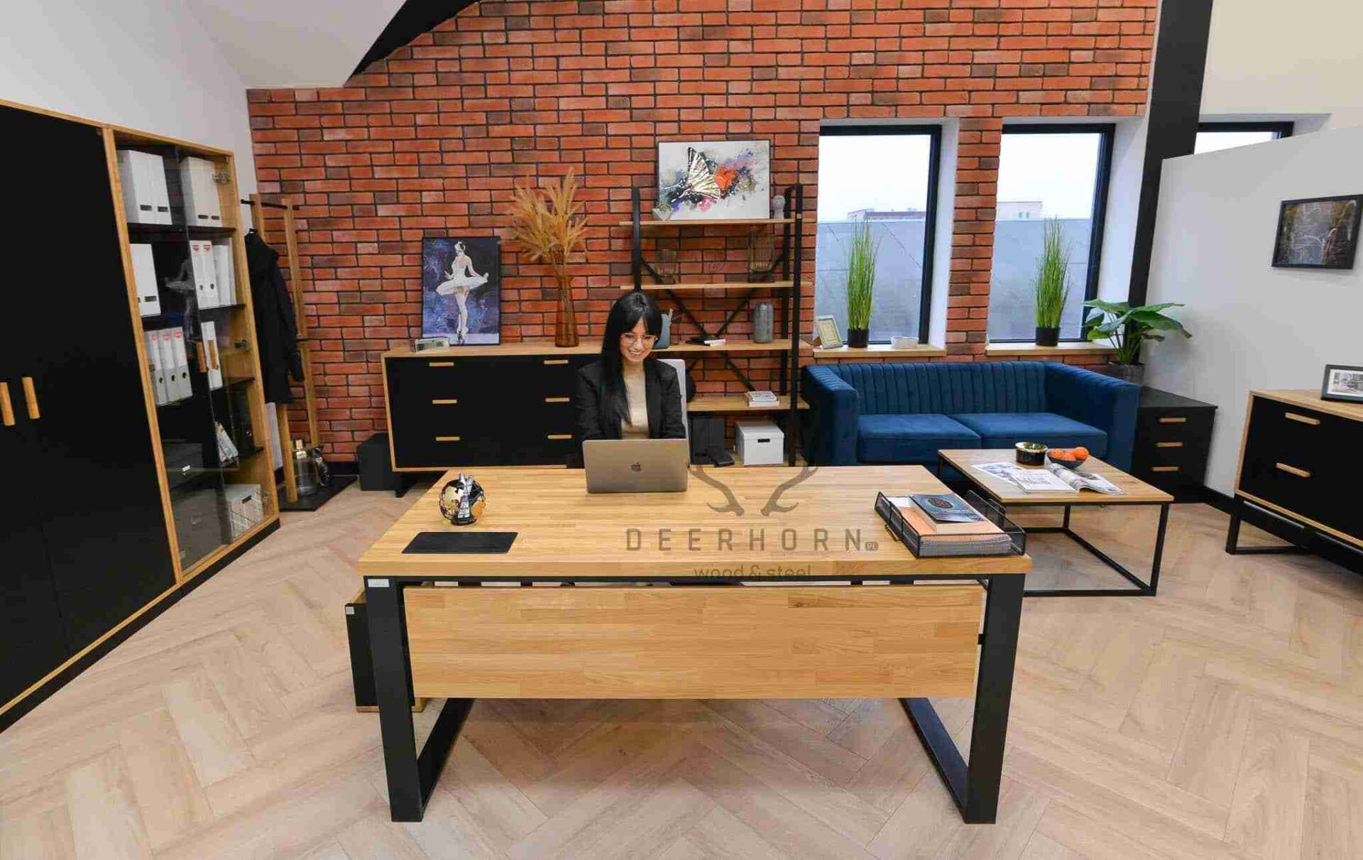 Biurko loft z drewnianą blendą maskującą i drewnianym blatem