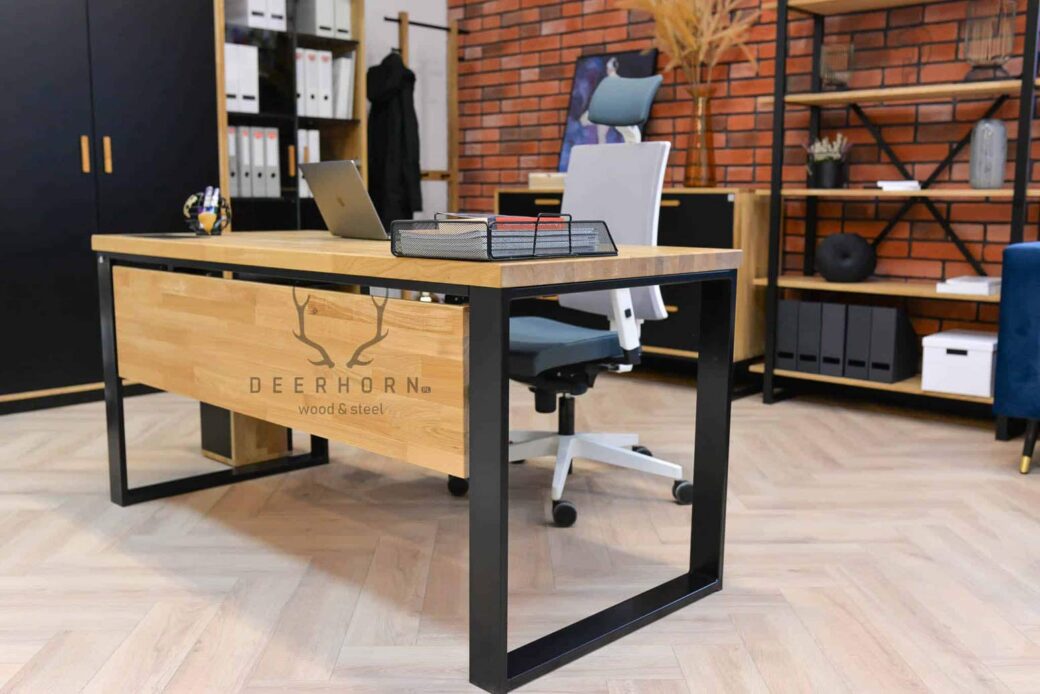 Biurko loft z drewnianą blendą maskującą i drewnianym blatem