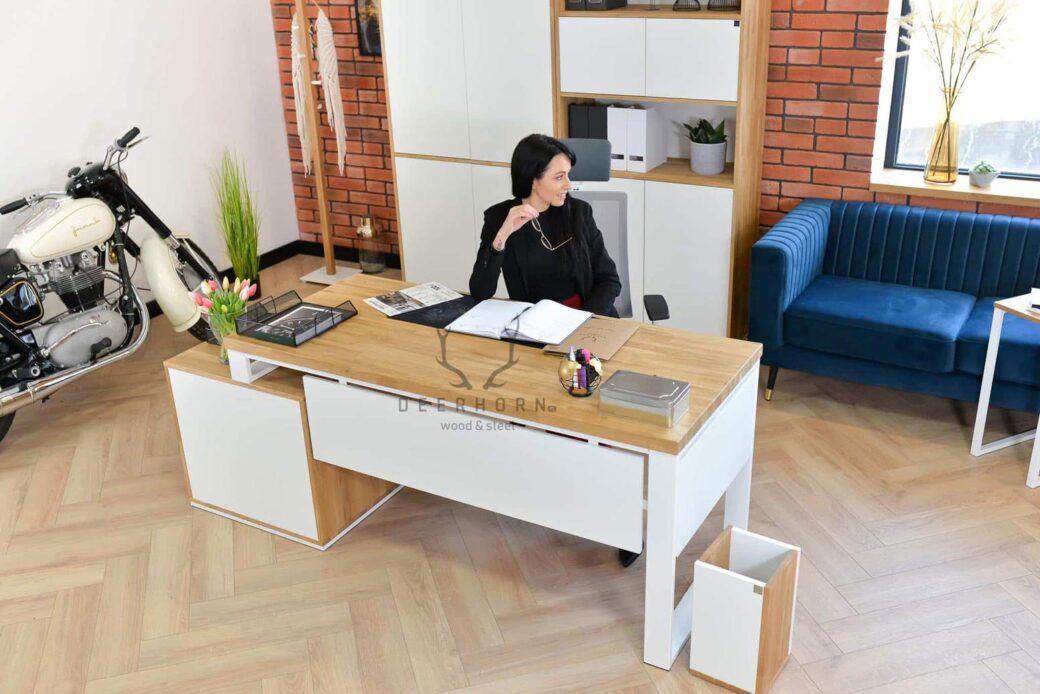Białe biurko z osłoną do kobiecego biura lub gabinetu