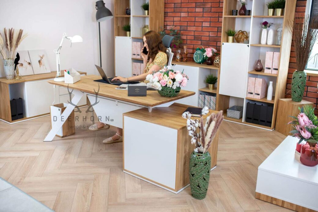 Biurko z drewnianym blatem do gabinetu premium loft
