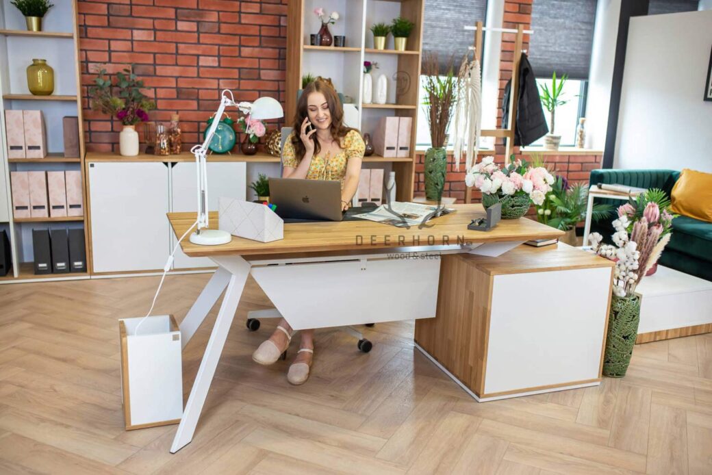 Biurko z drewnianym blatem do gabinetu premium loft