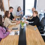 stół konferencyjny z krzesłami