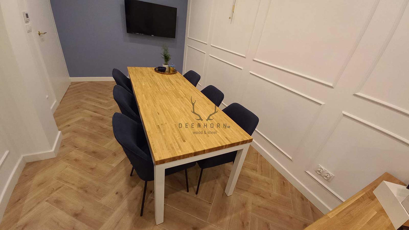 biały stół z drewnianym blatem