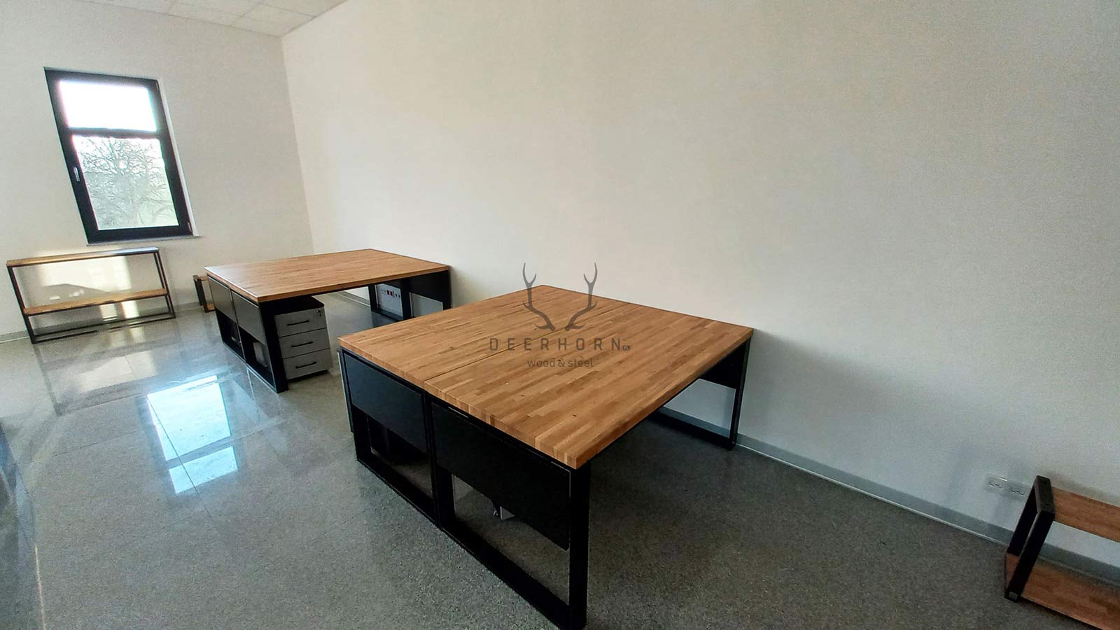 biurka z drewna i metalu
