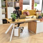 biurko z litego drewna