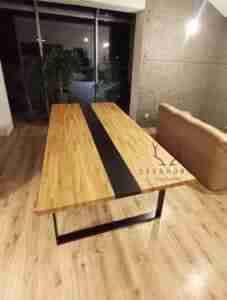 stół konferencyjny z drewnianym blatem