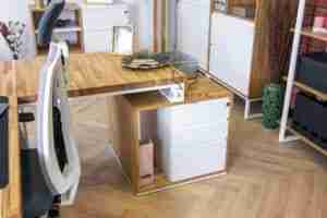 białe biurko z drewnianym blatem