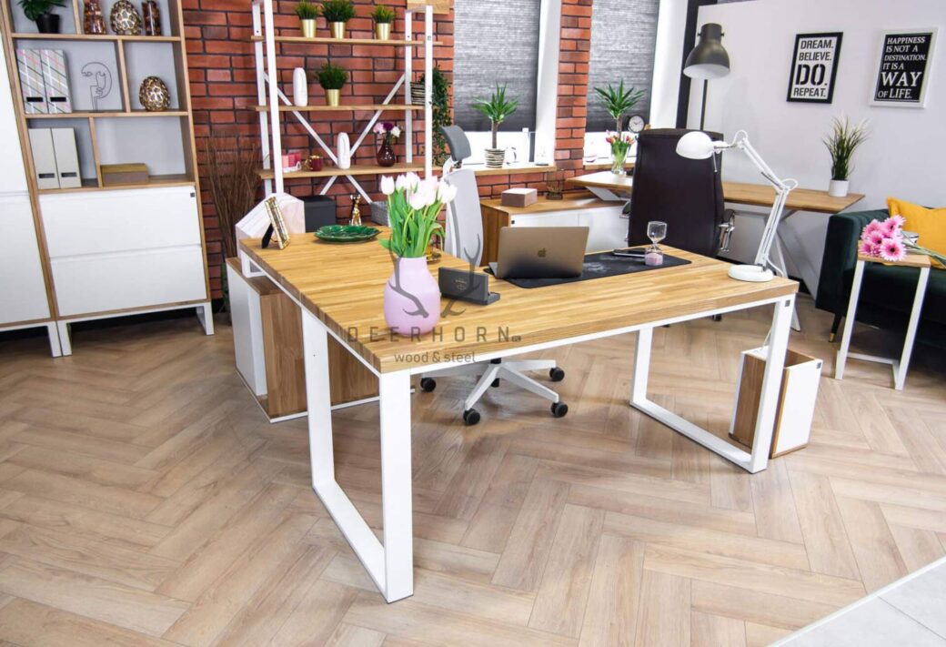 Biurko narożne zapewniające ergonomię w biurze