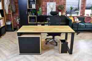 biurko z drewnianym blatem