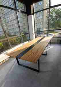 loftowy stół konferencyjny z drewna i metalu