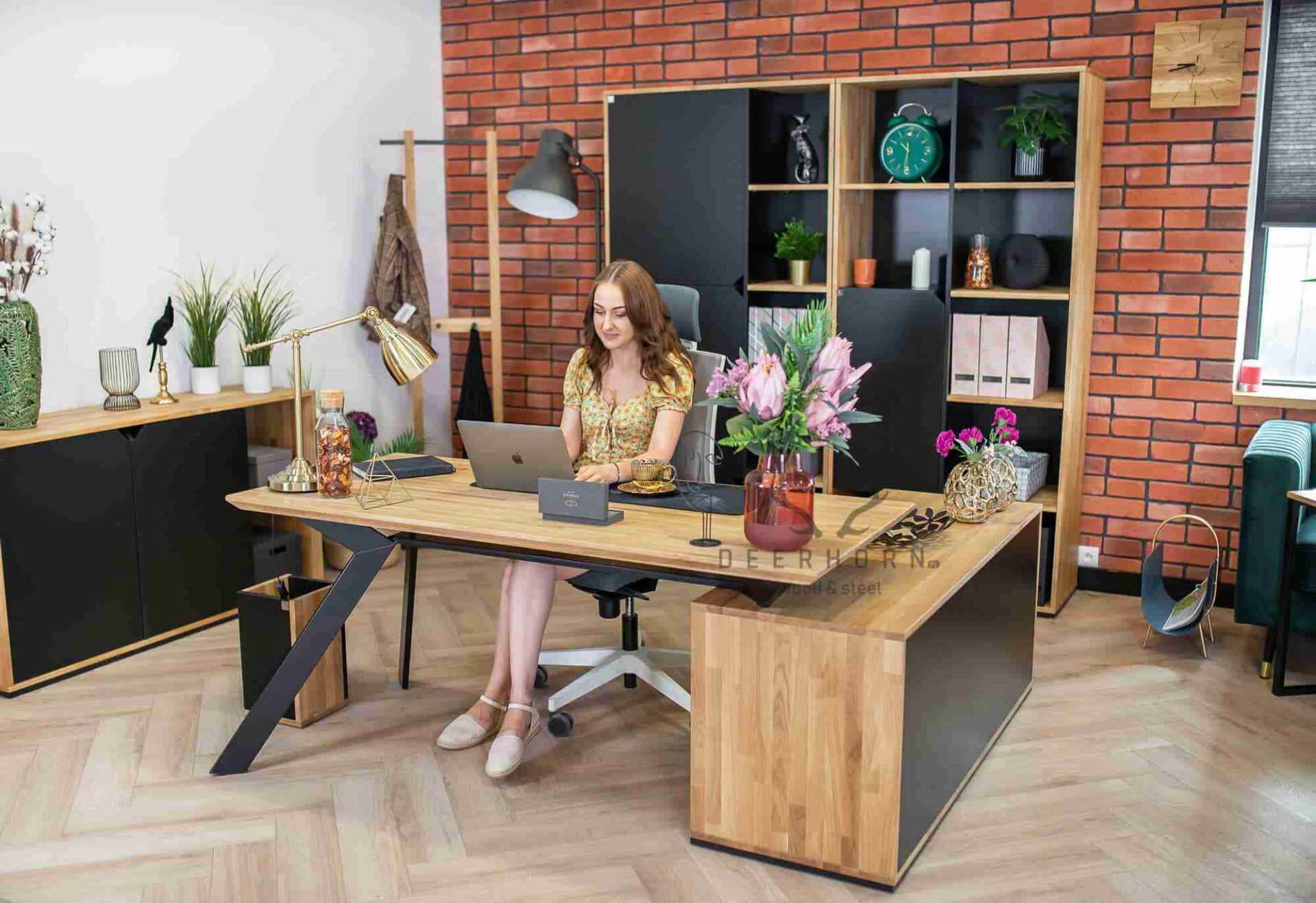 Biurko narożne loft z drewnianym blatem Deerhorn Active.