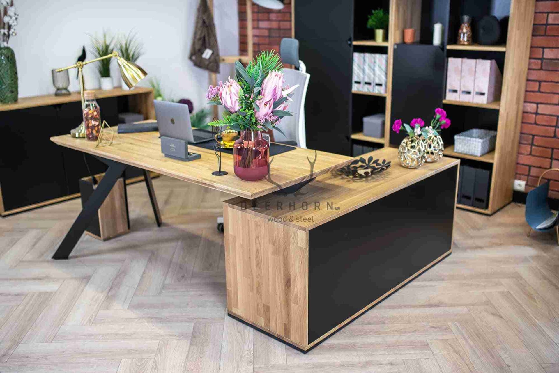 Biurko narożne loft z drewnianym blatem Deerhorn Active.
