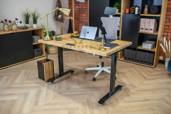 biurko regulowane na kółkach z drewnianym blatem