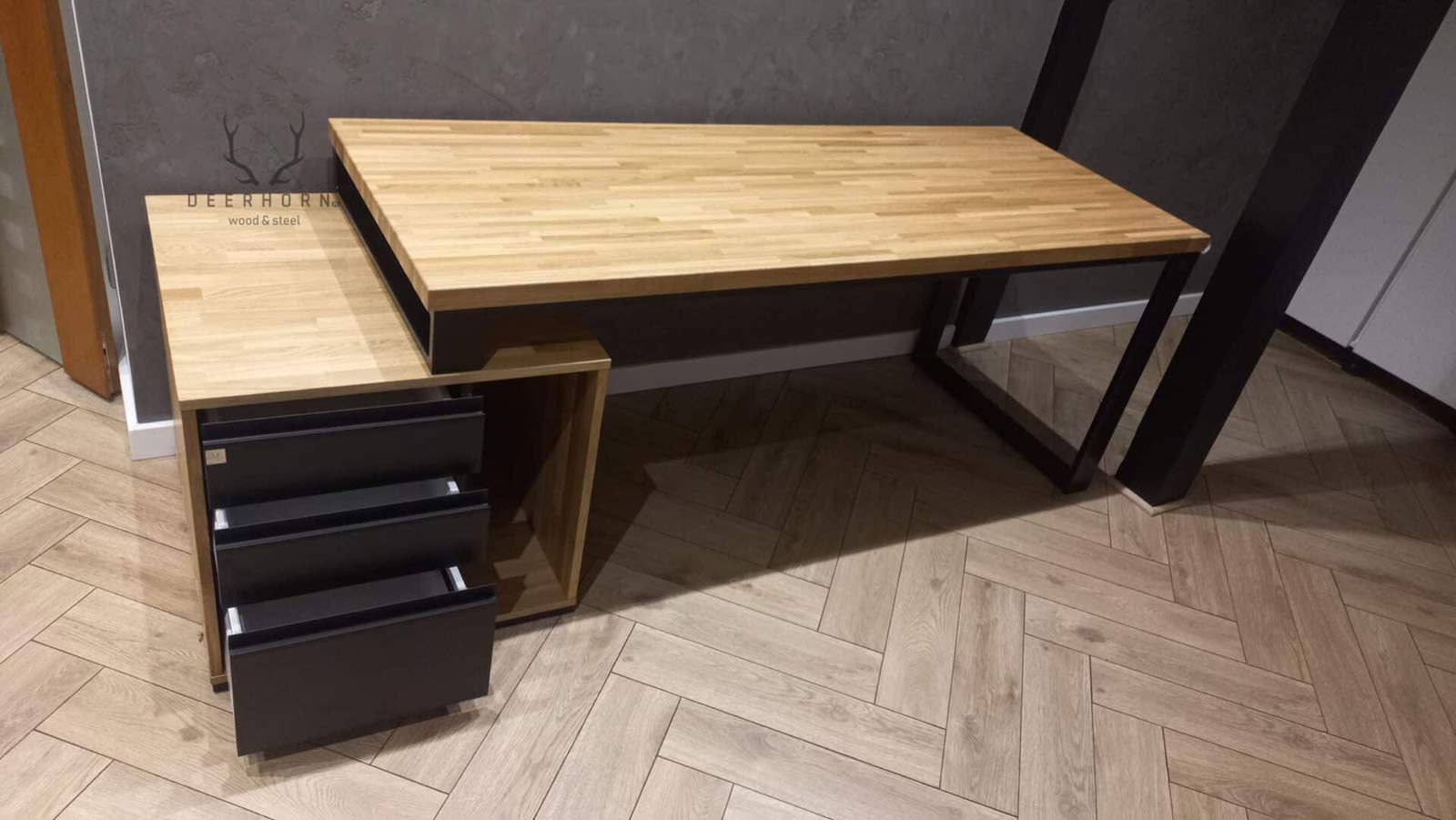 biurko z drewnianym blatem