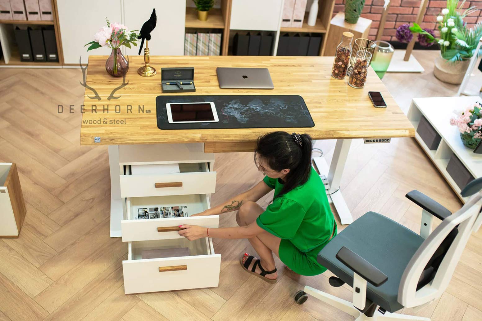 höhenverstellbarer Schreibtisch mit Rollcontainer