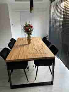 stół z drewnianym blatem