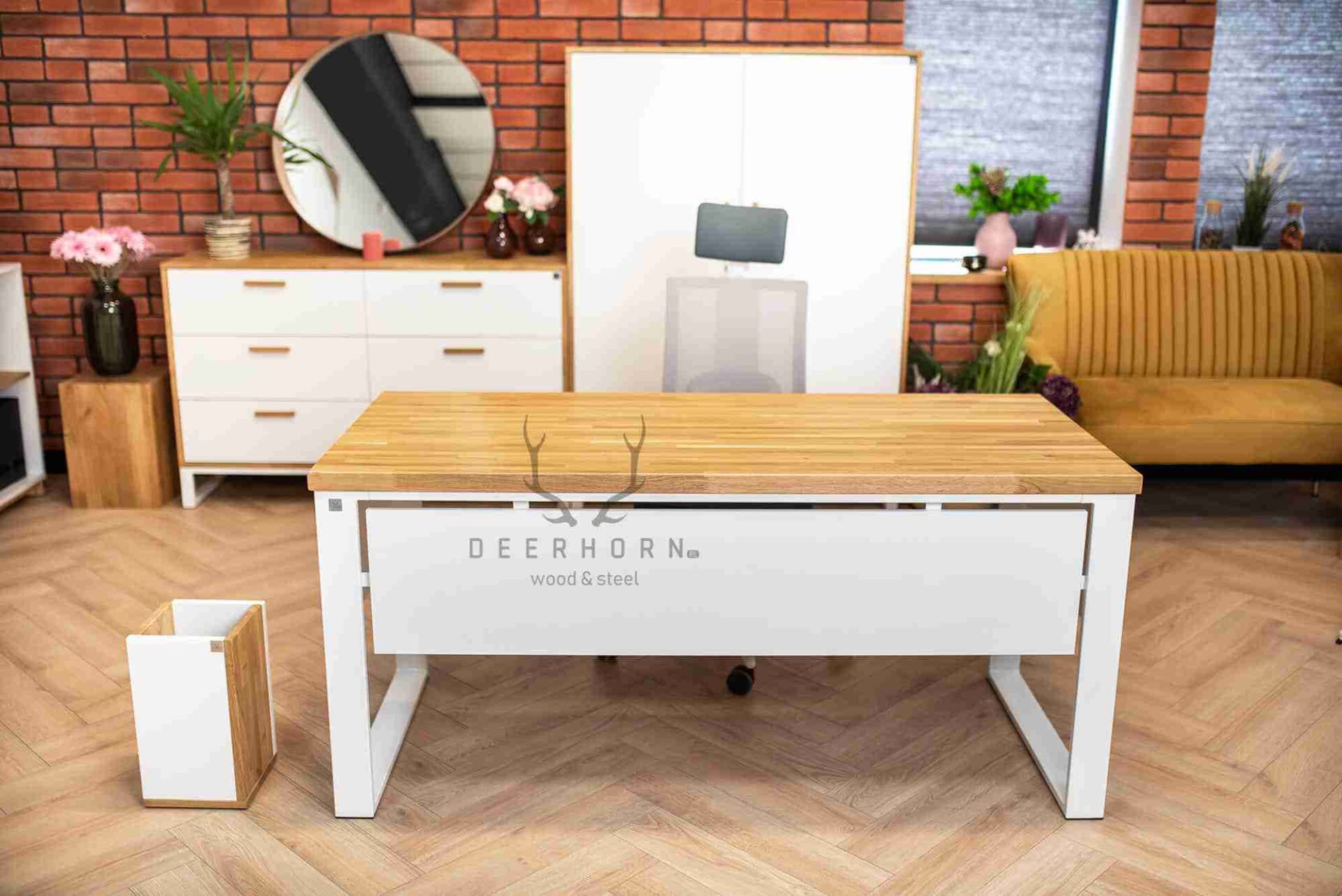Białe biurko w stylu loft, skandynawskim do biura, gabinetu