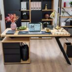 biurko z drewnianym blatem