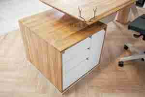 biurko z drewnianym blatem i kontenerkiem